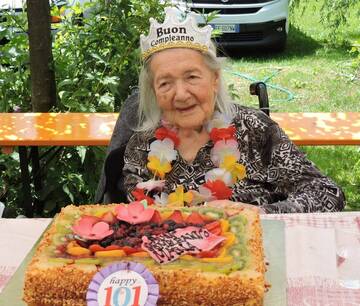 Festeggiati in allegria i 101 anni della signora Maria